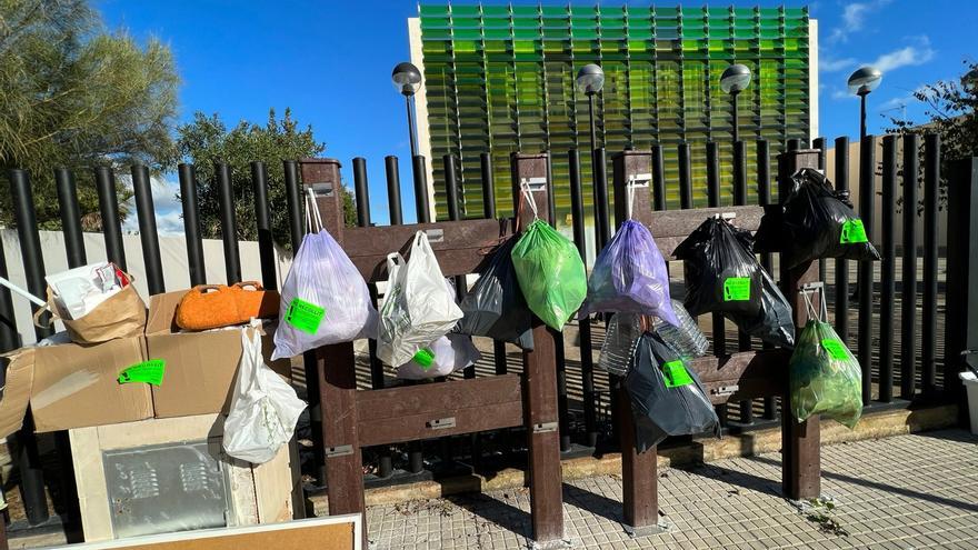 Vecinos de Establiments depositan las bolsas de basura frente al centro médico
