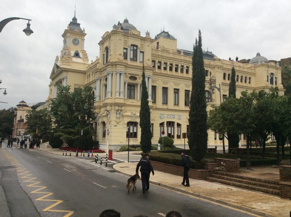 La cumbre se celebra en el Ayuntamiento de Málaga, por lo que el entorno del consistorio y todo el Paseo del Parque se encuentran bajo fuertes medidas de seguridad desde primera hora.