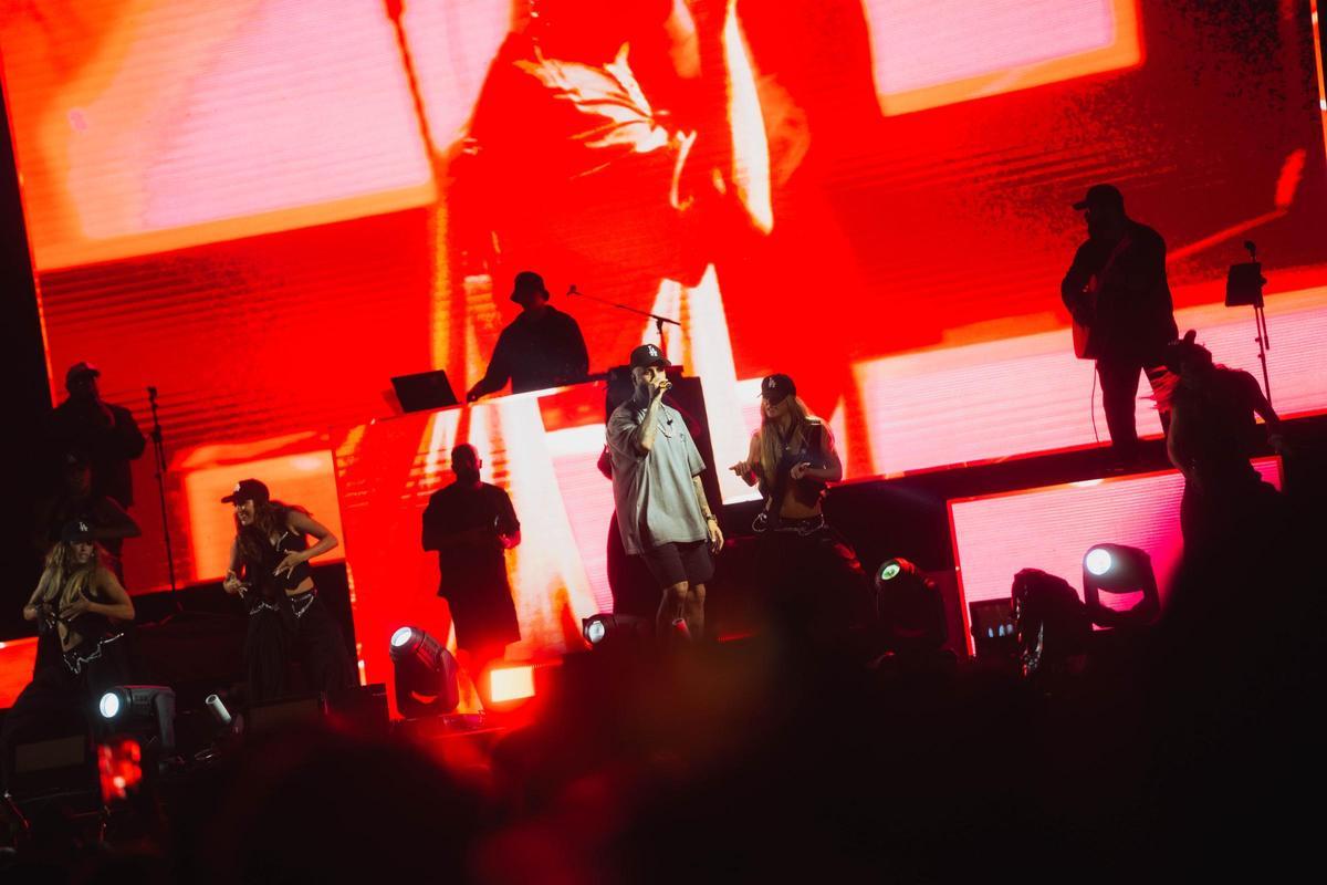 Nicky Jam se luce en el escenario del festival Costa Feira ante más de 7.000 personas