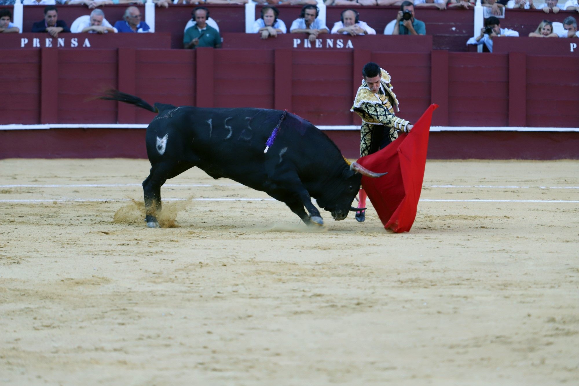 Las imágenes de la cuarta corrida de abono en La Malagueta y de la cogida de Jiménez Fortes