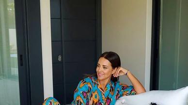 Lo de Paula Echevarría es un pijama de camisa y pantalón, pero podría ser el conjunto más top, cómodo y de tendencia de la temporada