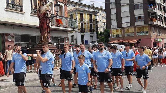 Los futbolistas del Europa de Nava, portando la imagen del patrón. | L. P.