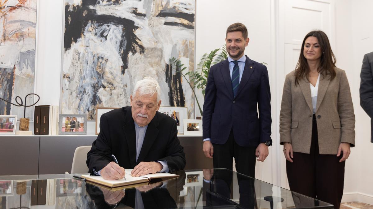 Arturo Sosa firma en el Libro de Honor de Gandia.