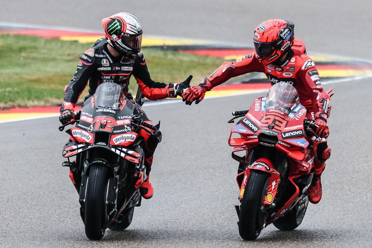 Bezzechchi y Márquez saludándose