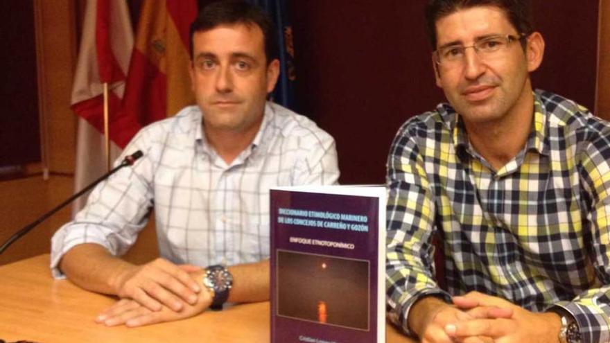 El edil Gabriel Rodríguez y el autor Cristian Longo, ayer, en la presentación, en Candás.