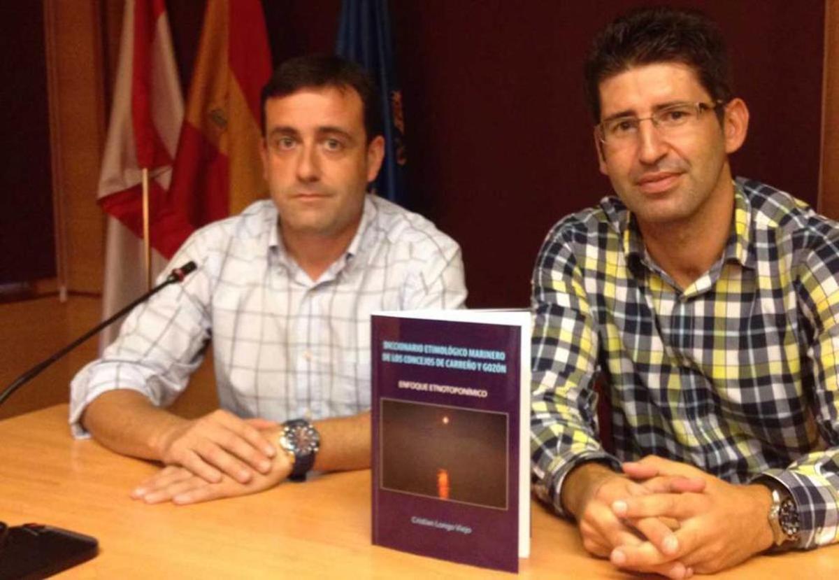 El edil Gabriel Rodríguez y el autor Cristian Longo, ayer, en la presentación, en Candás.