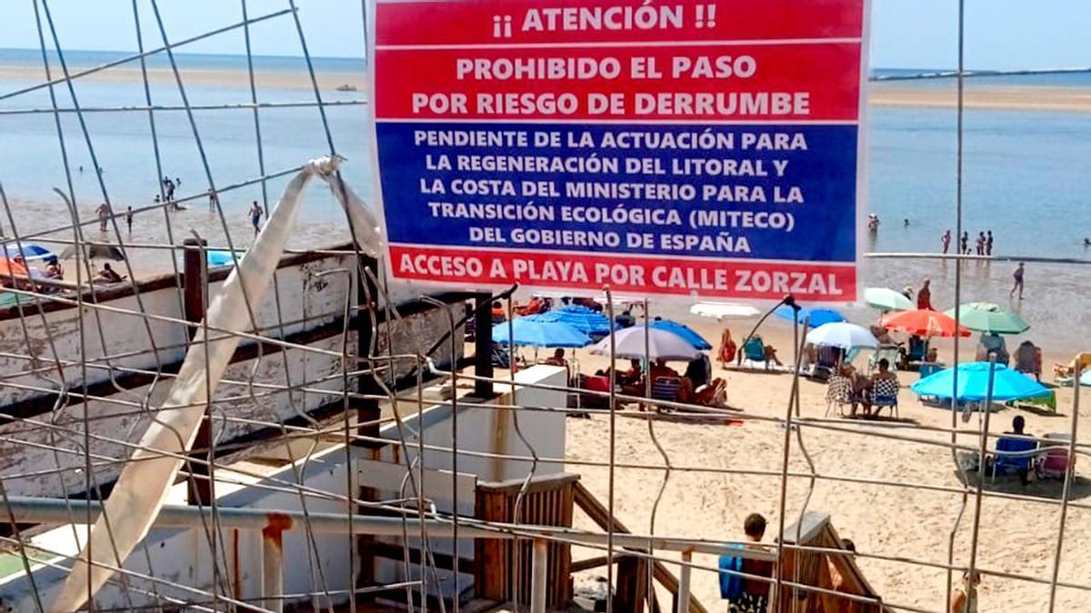 Imagen de los carteles informativos en la playa.