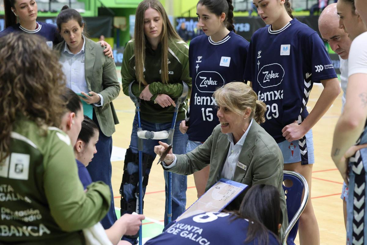 Cantero da instrucciones durante un tiempo muerto.