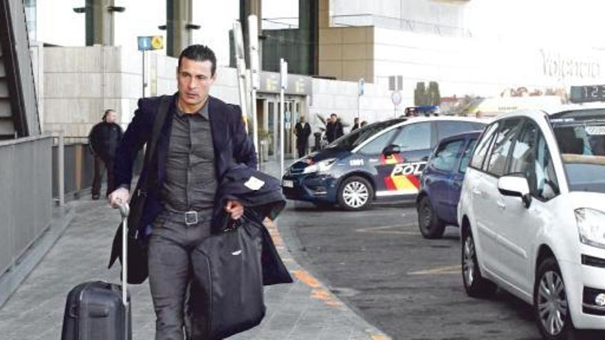 Amadeo Salvo, en el aeropuerto de Manises.