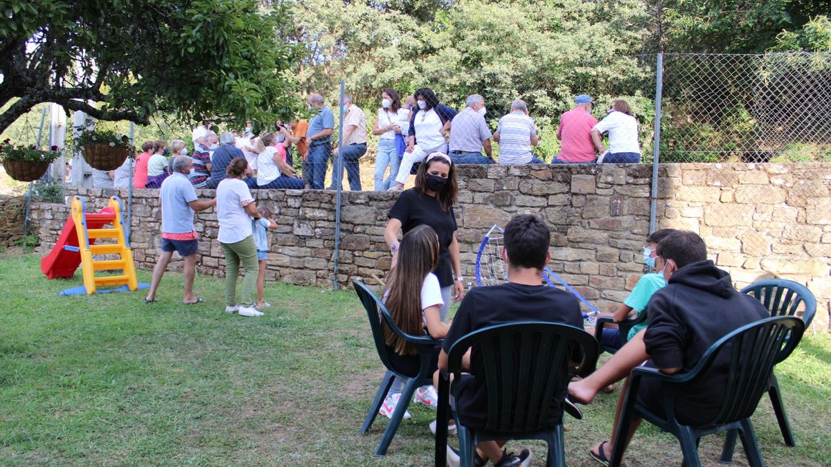 Los cuatro menores que sufrieron el último ataque, sentados. Al fondo, vecinos de San Justo y Las Rozas comentan la situación que viven sus pueblos por estos perros.