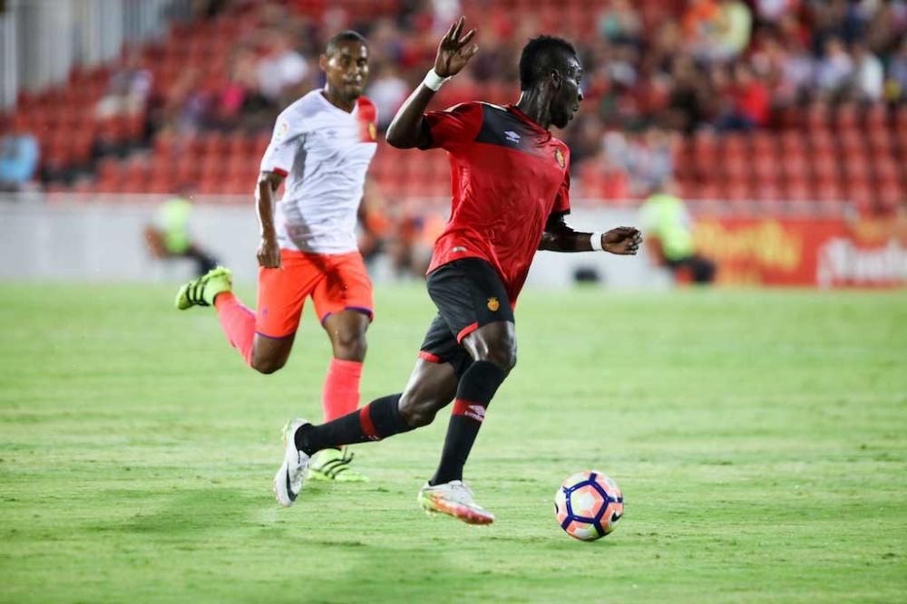 El Mallorca se abre en canal y entrega su trofeo