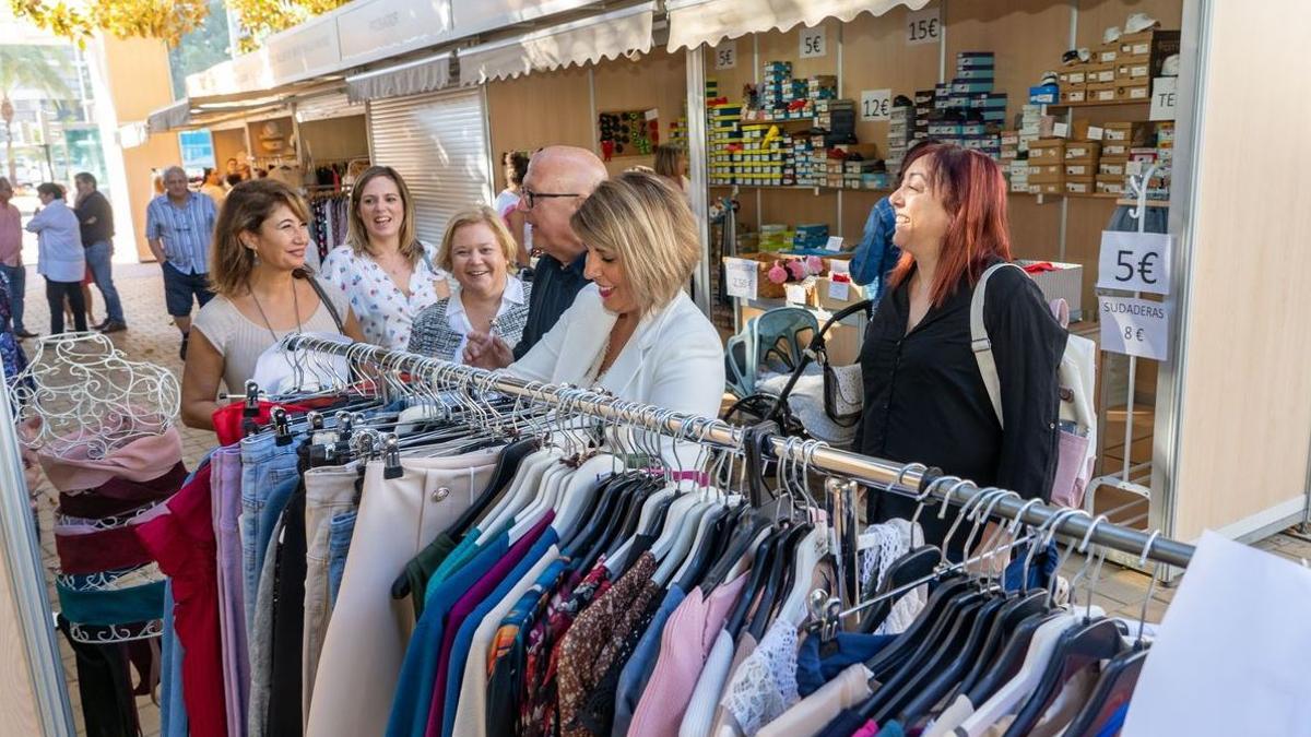 Noelia Arroyo visita la Feria Outlet de Cartagena.