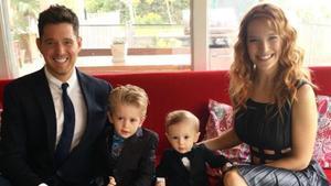 Michael Buble, su mujer, Luisana Lopilata, y sus dos hijos.