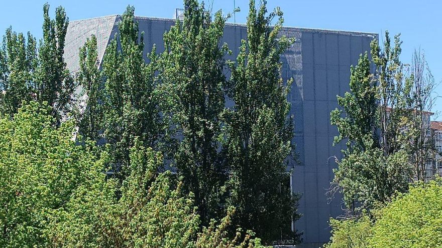 El edificio judicial de Ourense, entre el arbolado, en una vista desde el Puente del Milenio. | FdV