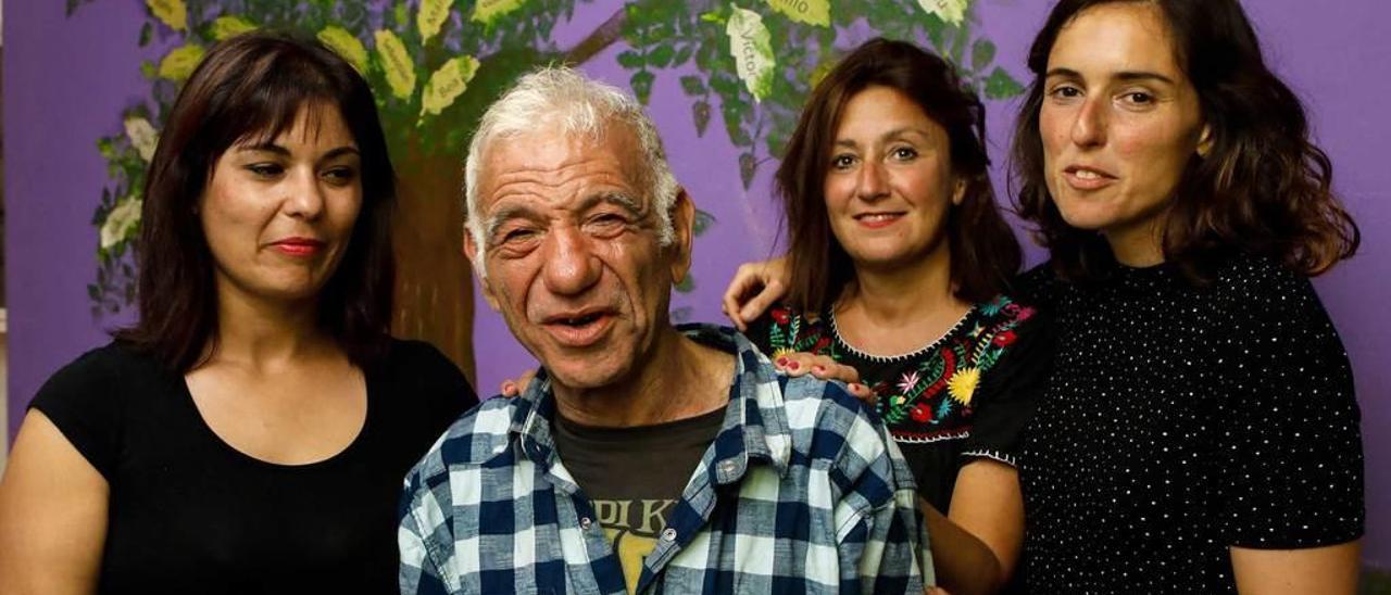 Pedro Serrano, con el libro que presentó en la &quot;Semana negra&quot; y sus amigas Andrea e Irma Vega y Lara Pedrosa.