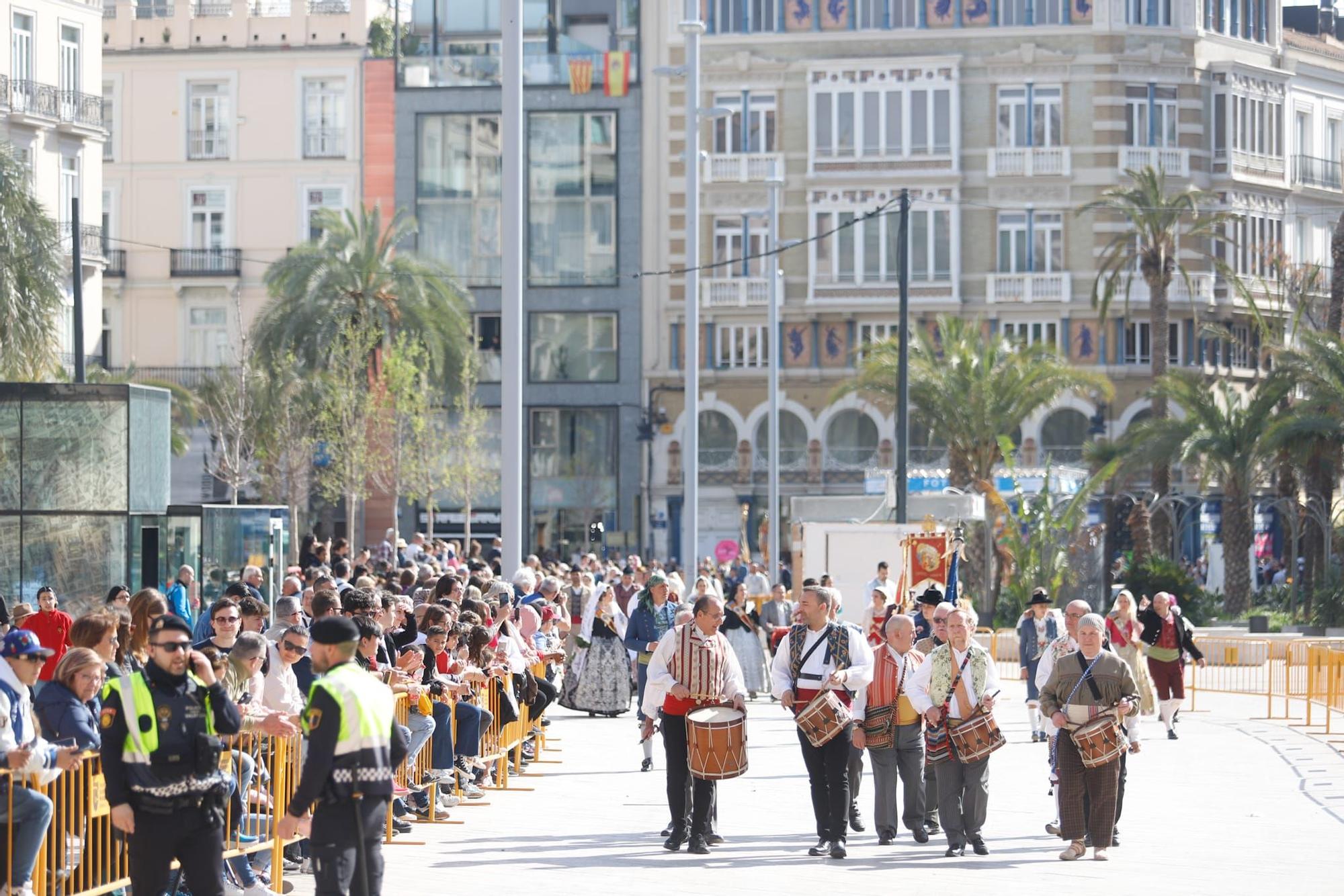 Las primeras comisiones ofrendan a la virgen