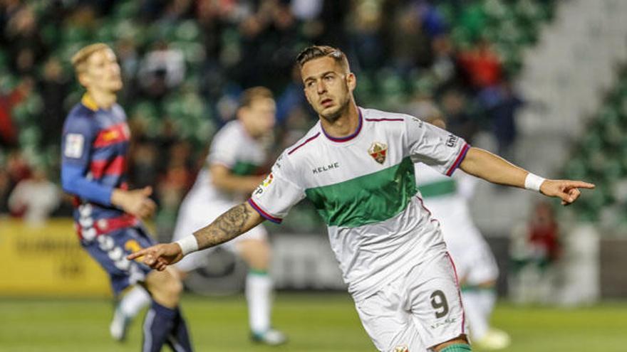 Sergio León, delantero pretendido por el Málaga, celebra un gol con el Elche la pasada temporada.