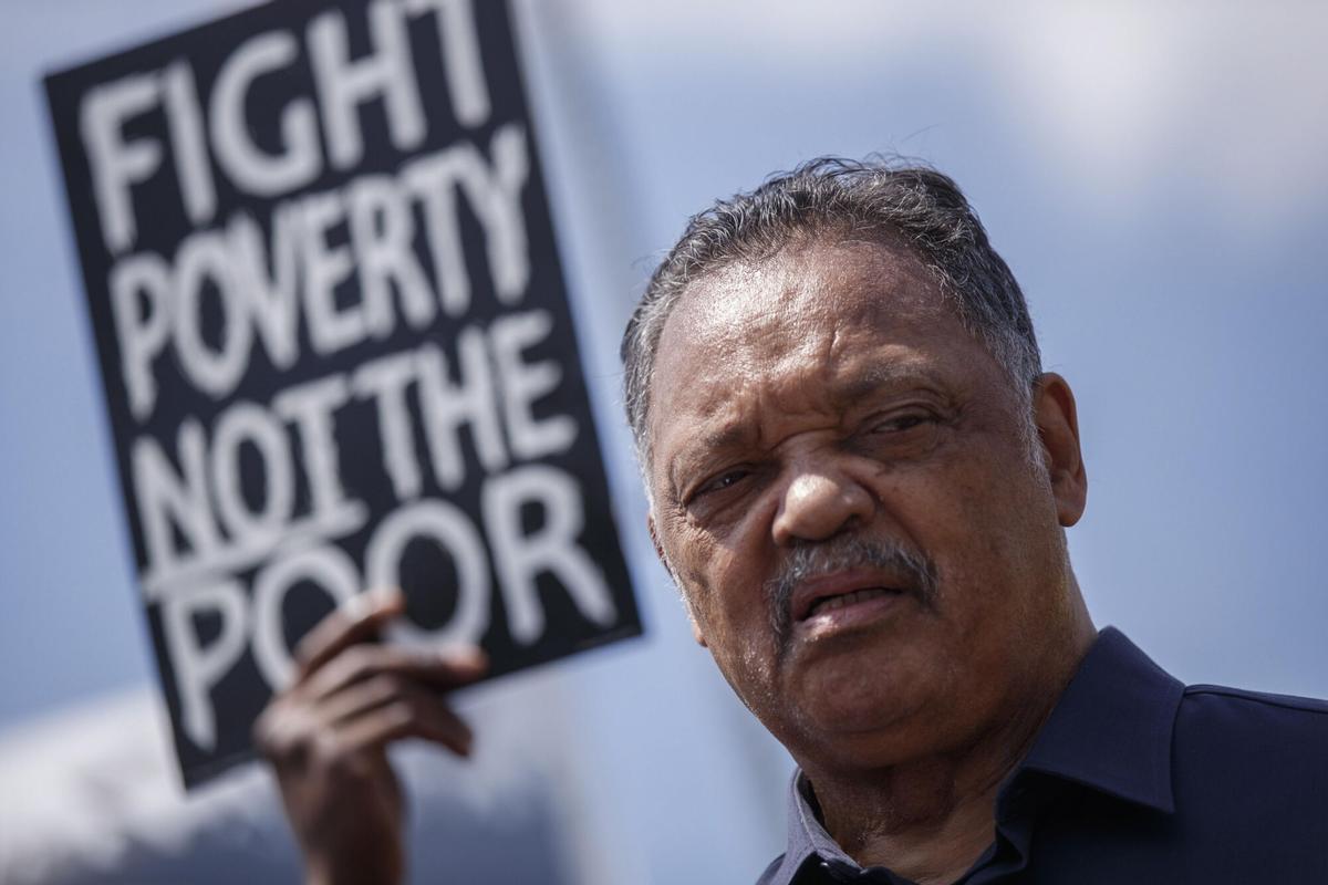"Lucha contra la pobreza, no contra los pobres", el cartel que sostiene el reverendo Jesse Jackson, histórico líder de los derechos civiles en EEUU