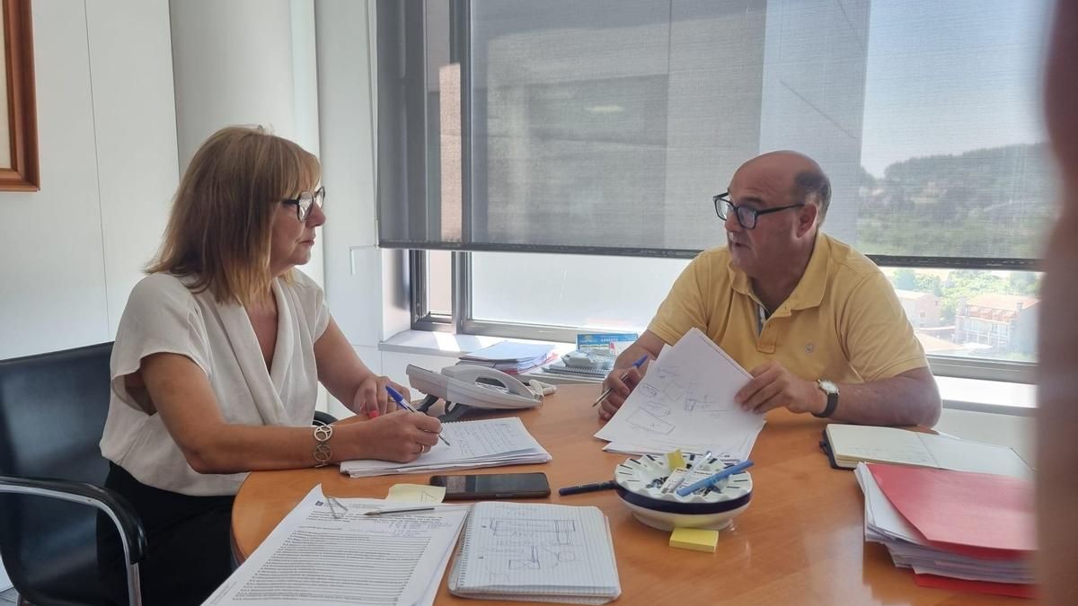 Un momento de la reunión de la concejala con el jefe de Educación.