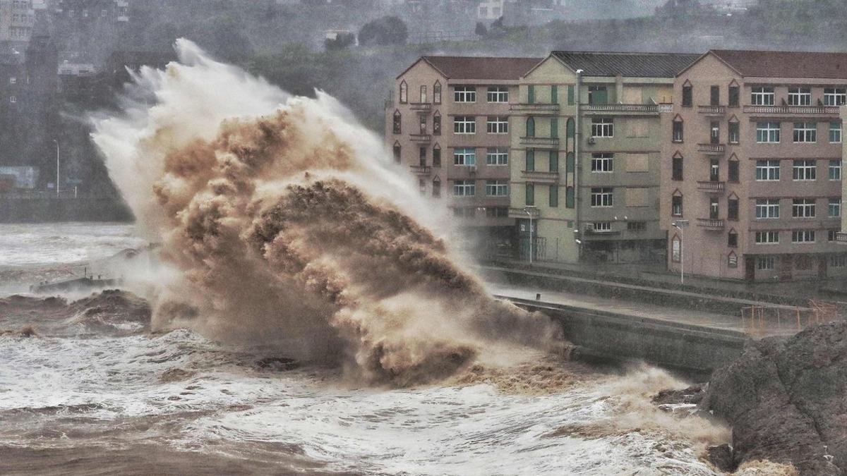 Olas gigantes se aproximan a edificios de Taizhou, en la provincia china de Zhejiang, afectada por el tifón 'Lekima', este sábado.