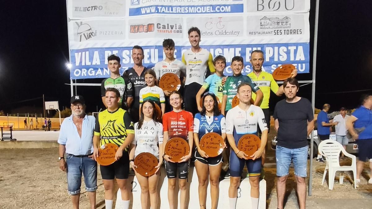 Foto de familia de los ganadores del Trofeu Aguamar.