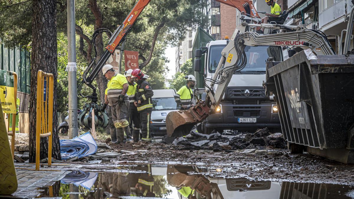 Escape de agua de grandes dimensiones en la avenida Pedralbes con el paseo Manuel Girona de Barcelona