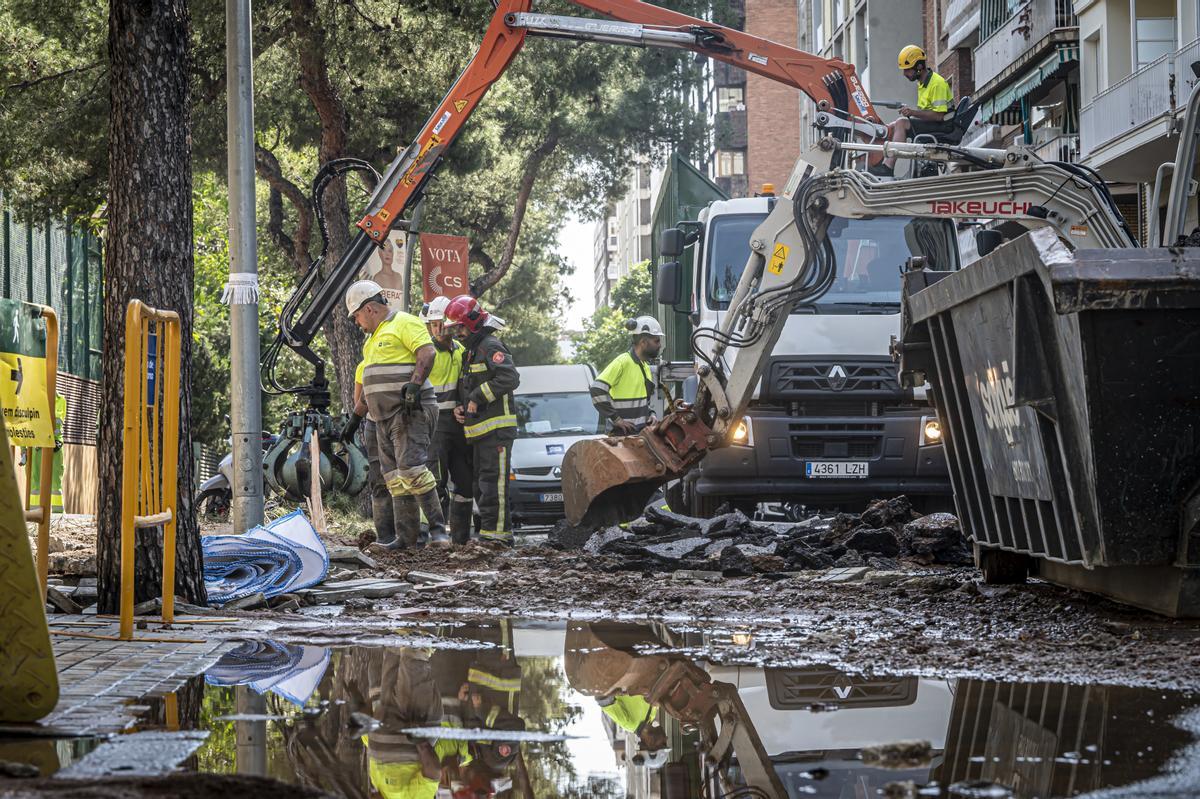 Nueva fuga de agua en Barcelona: boquete en una acera y sin servicio un bar y un edificio