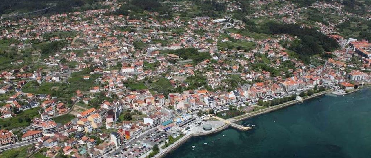 Vista aérea de las viviendas del litoral del casco urbano moañés. // Santos Álvarez