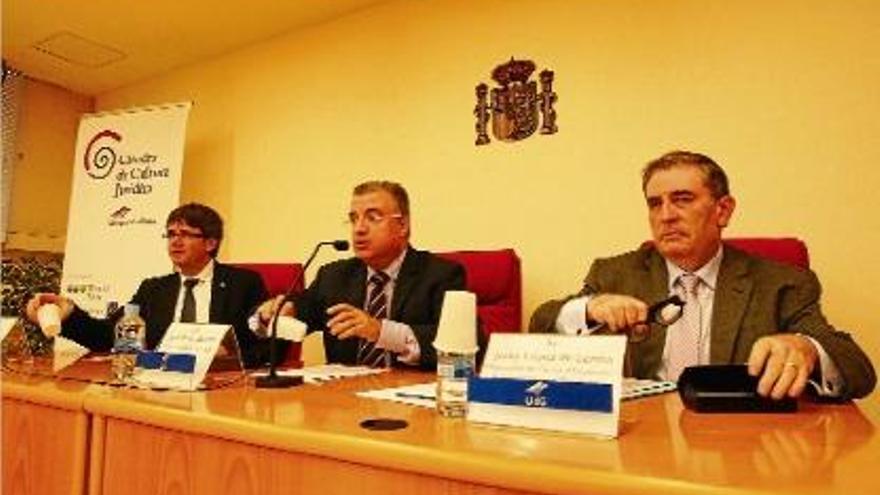 La Facultat de Dret va acollir la presentació a càrrec de Puigdemont, Ferrer i López de Lerma.