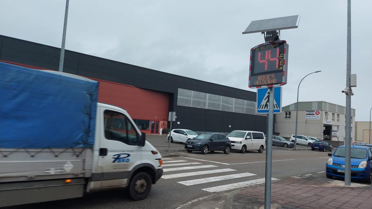 El panel alertando de la velocidad de un vehículo a la entrada del polígono.