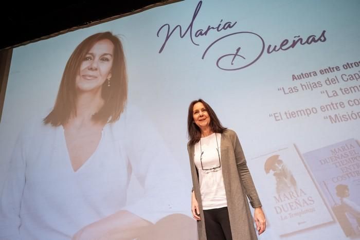 María Dueñas, con escolares en Tenerife