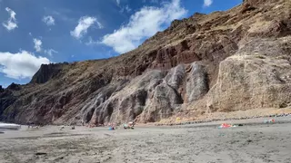 Cierran provisionalmente la playa de Las Gaviotas por desprendimientos en la carretera