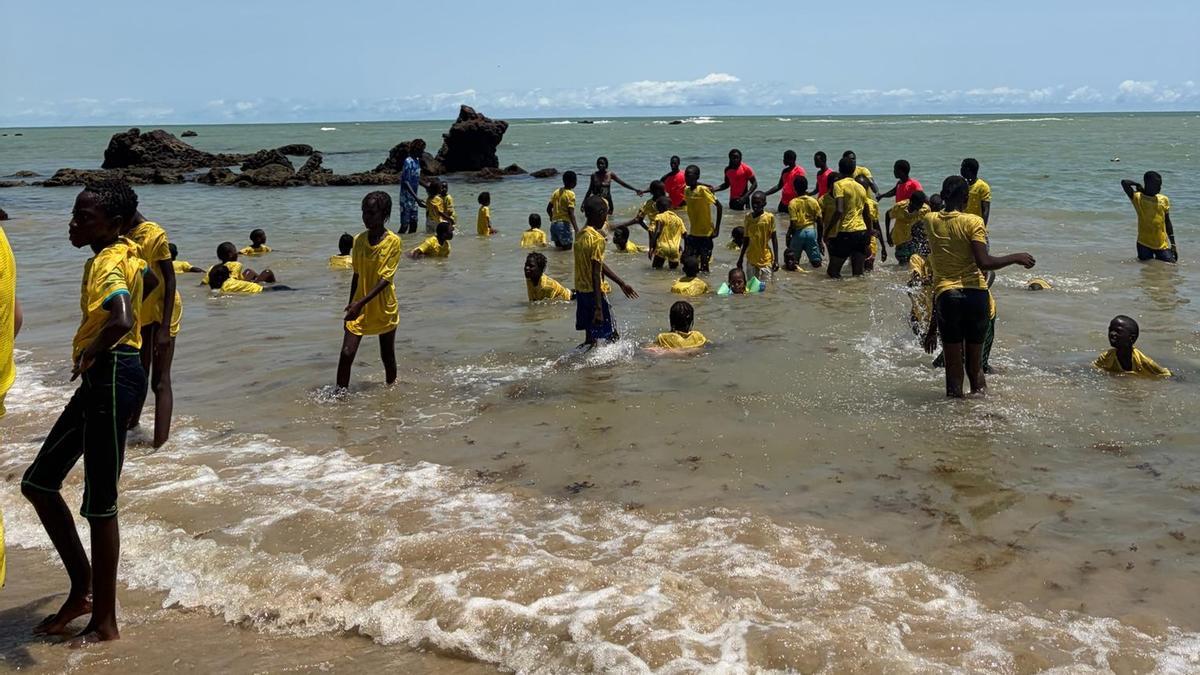 Algemesí Solidari ha llevado por primera vez a la playa a algunos de los participantes en el campamento.