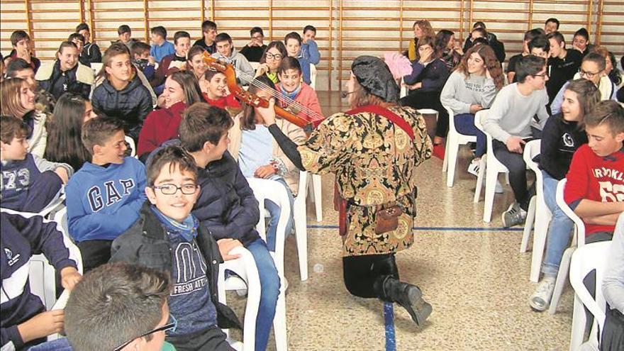 El col·legi Santa Maria rep al joglar Crispín d’Olot