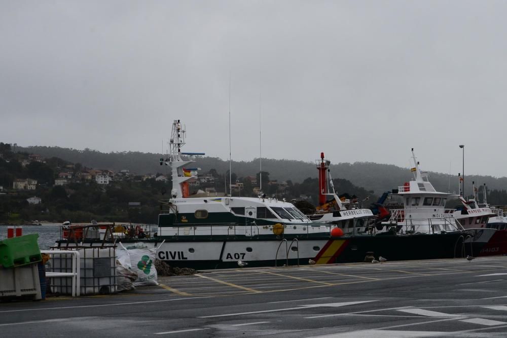 Las fuerzas antidroga intentan acceder al interior de la nave, que podría alojar un gran alijo - Varias personas de origen sudamericano han sido detenidas. // G. Núñez