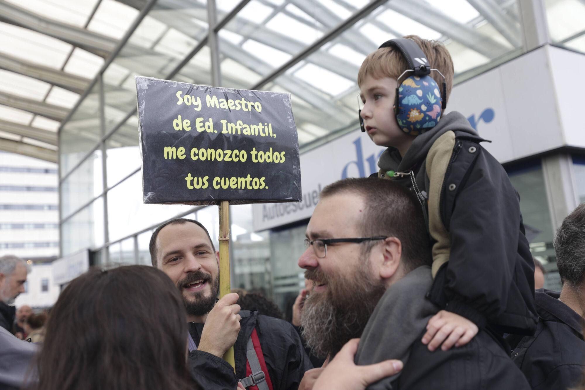 EN IMÁGENES: Así fue la gran manifestación de profesores por la enseñanza pública asturiana