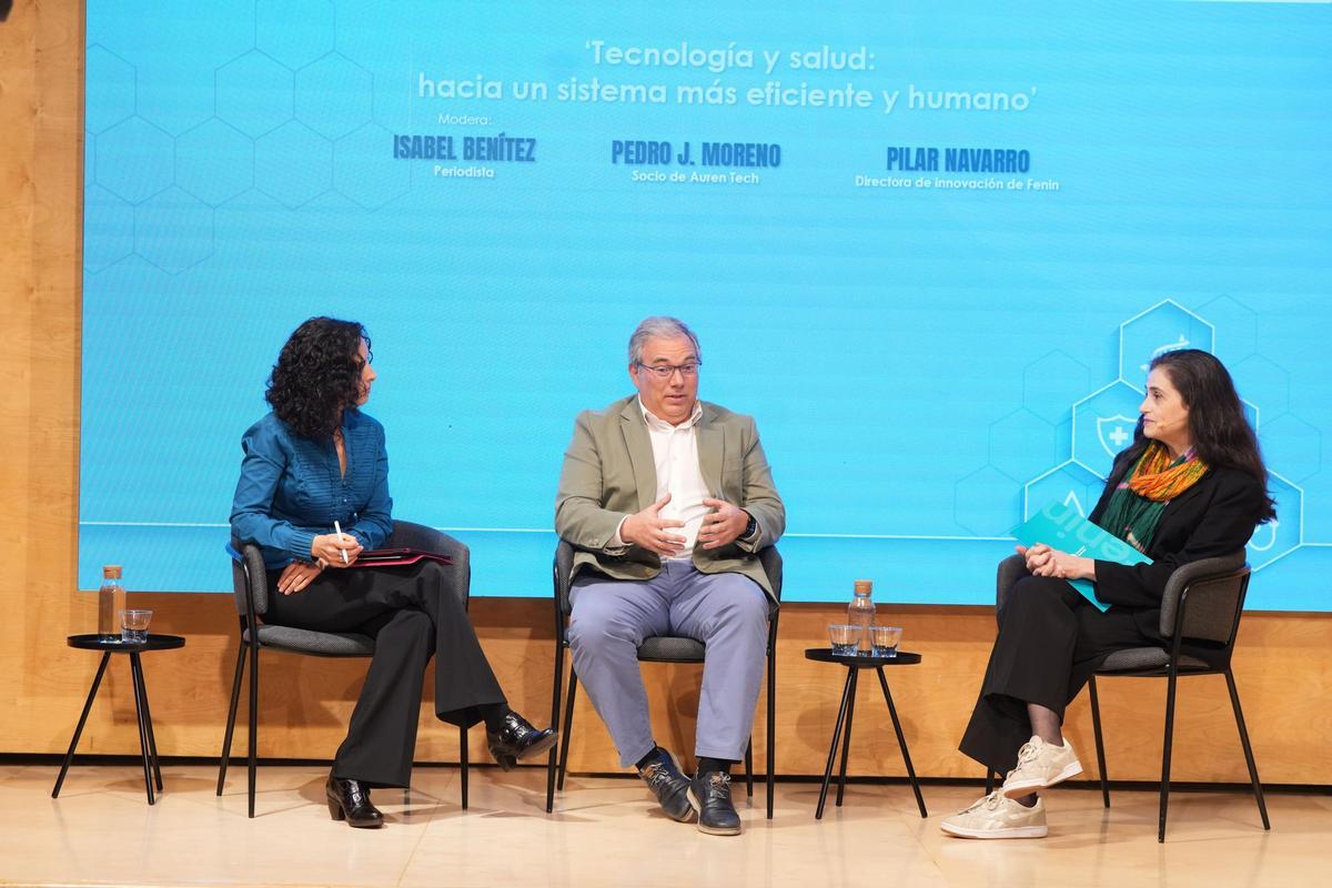 De izquierda a derecha, la periodista Isabel Benítez, Pedro J. Moreno, socio de Auren Tech, y Pilar Navarro, directora de Innovación en Fenin.