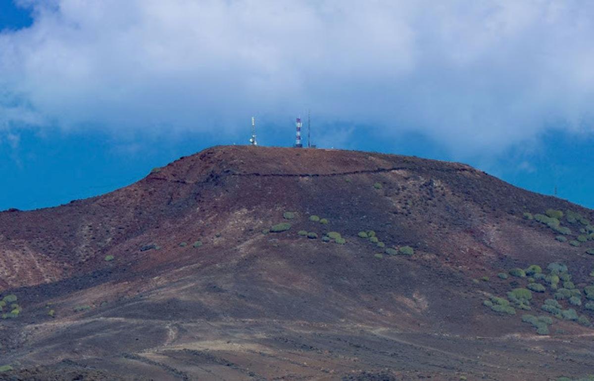 Corona de Montaña de las Tabaibas, en hipótesis la montaña sagrada de Humiaga, con muralla de piedras rodeándola.