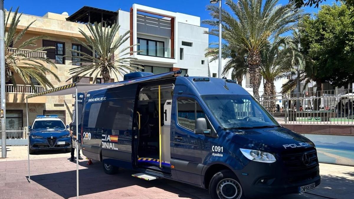 La Policía Nacional acerca el DNI y el Pasaporte a los municipios de la isla majorera con la presentación del Vehículo Integral de Documentación VIDOC