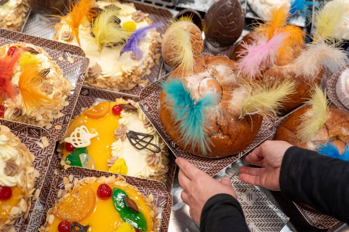 Una mona premiada tradicional i d'altres d'estil més modern al Forn de Cabrianes