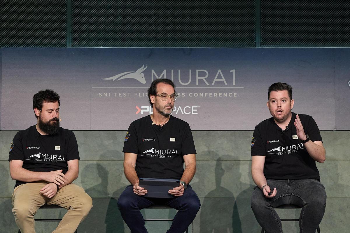 Los tres responsables de PLD Space durante la rueda de prensa en madrid.