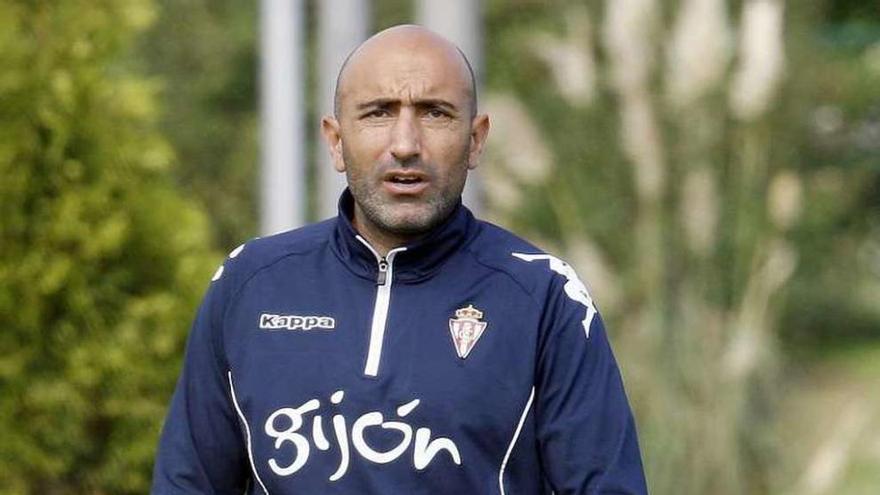 Abelardo da instrucciones a sus futbolistas en Mareo.