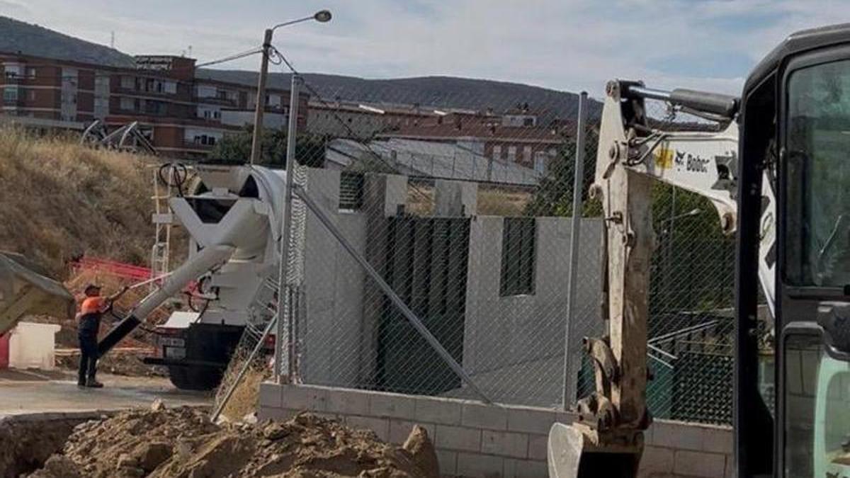 El CEIP San Miguel da los primeros pasos para mejorar su accesibilidad: comienzan las obras de urbanismo