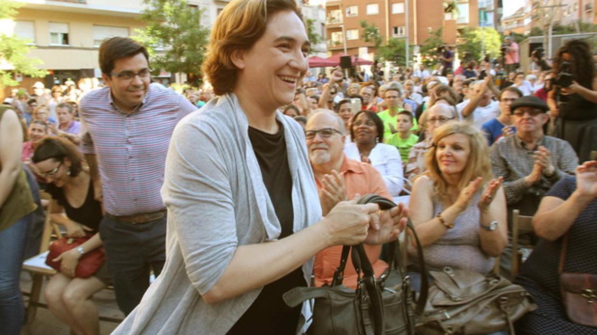 Ada Colau, durante un encuentro con vecinos del barrio del Poble Sec después de las elecciones.