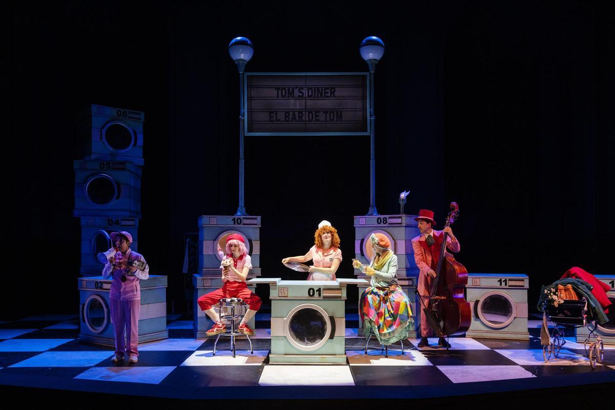 Las cuatro actrices [Mar Calvo, Esperanza Elipe, Miriam Montilla y Carmen Navarro] y el contrabajista Marcel Mihok en una de las escenas de «Caperucita en Manhattan», de Teatro de la Abadía.