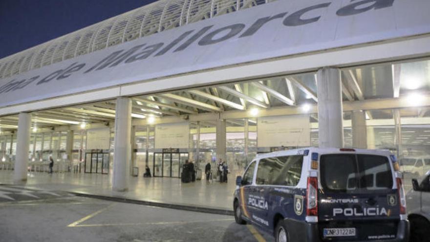 Una trabajadora de un aeropuerto muere tras ser agredida por un turista