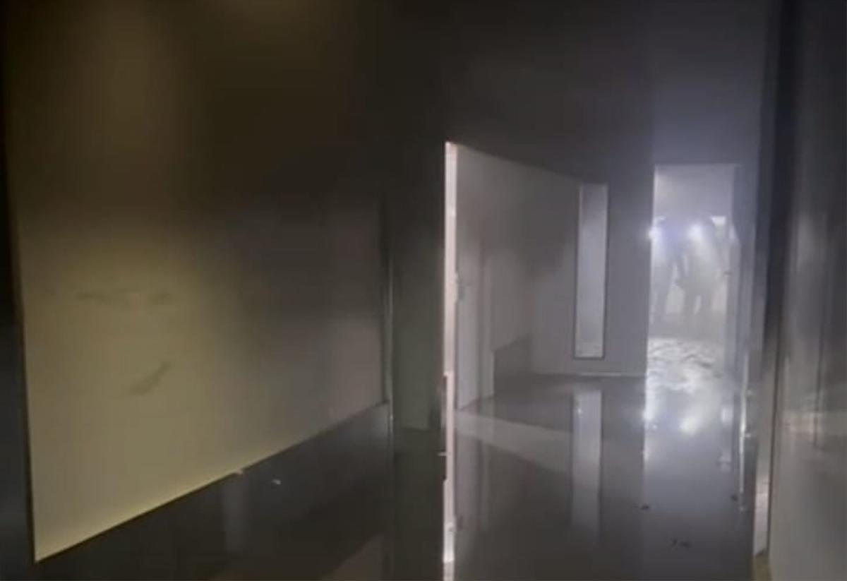 Interior de uno de los pasillos afectados por la humareda