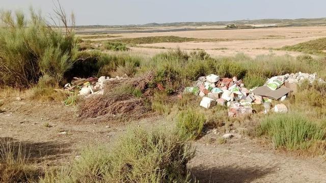 Una de las zonas en las que abandonaron restos de unas obras.