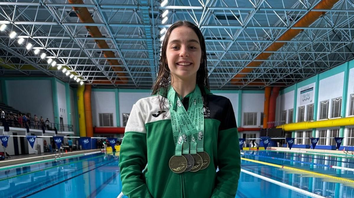 Helena Castillo, con las medallas conquistadas en Cádiz.
