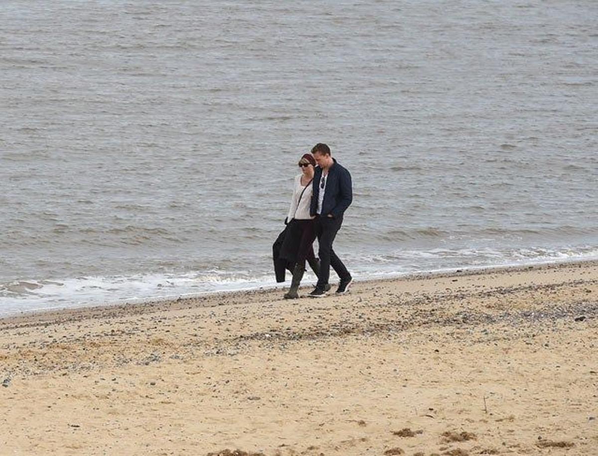 Taylor Swift, agarrada del brazo de Tom Hiddleston mientras pasean por la playa